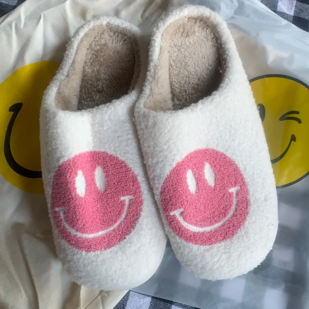 Slippers with happy face new in cute carry happy bag size 11/12 new